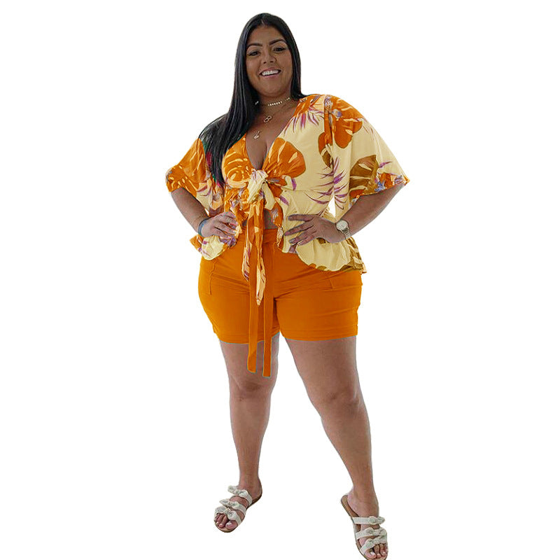 Conjunto de dos piezas de camiseta de manga corta y pantalones cortos informales con estampado de hojas de talla grande para mujer
