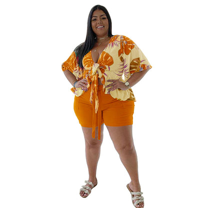 Conjunto de dos piezas de camiseta de manga corta y pantalones cortos informales con estampado de hojas de talla grande para mujer