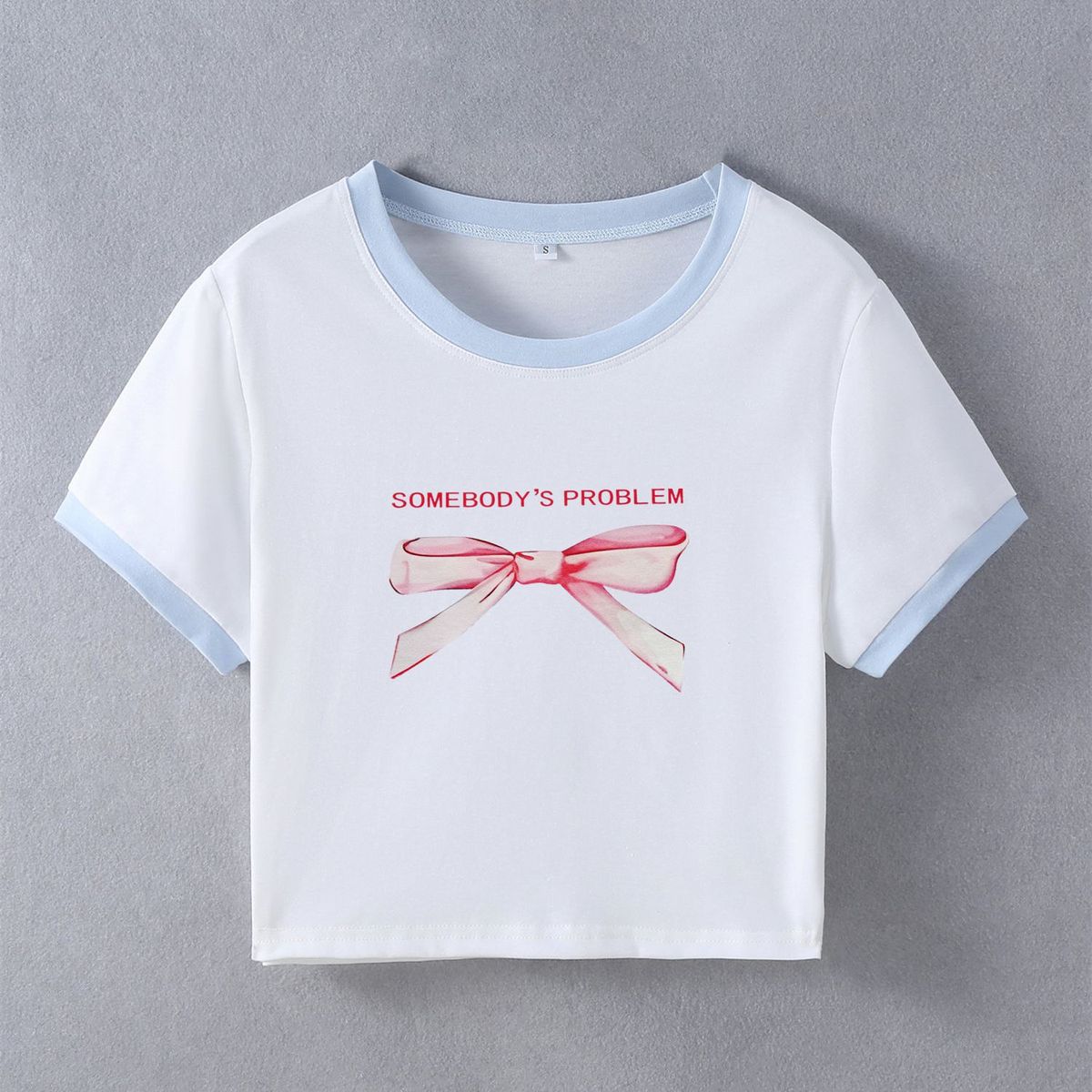 Camiseta corta de manga corta con cuello redondo y estampado de lazo informal de verano para mujer