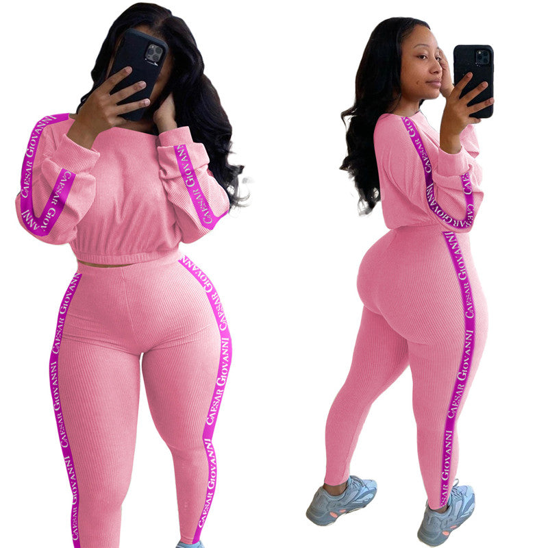 Conjunto deportivo informal para mujer con top corto de punto acanalado con estampado de letras y pantalones ajustados con bloques de color