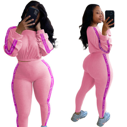Conjunto deportivo informal para mujer con top corto de punto acanalado con estampado de letras y pantalones ajustados con bloques de color