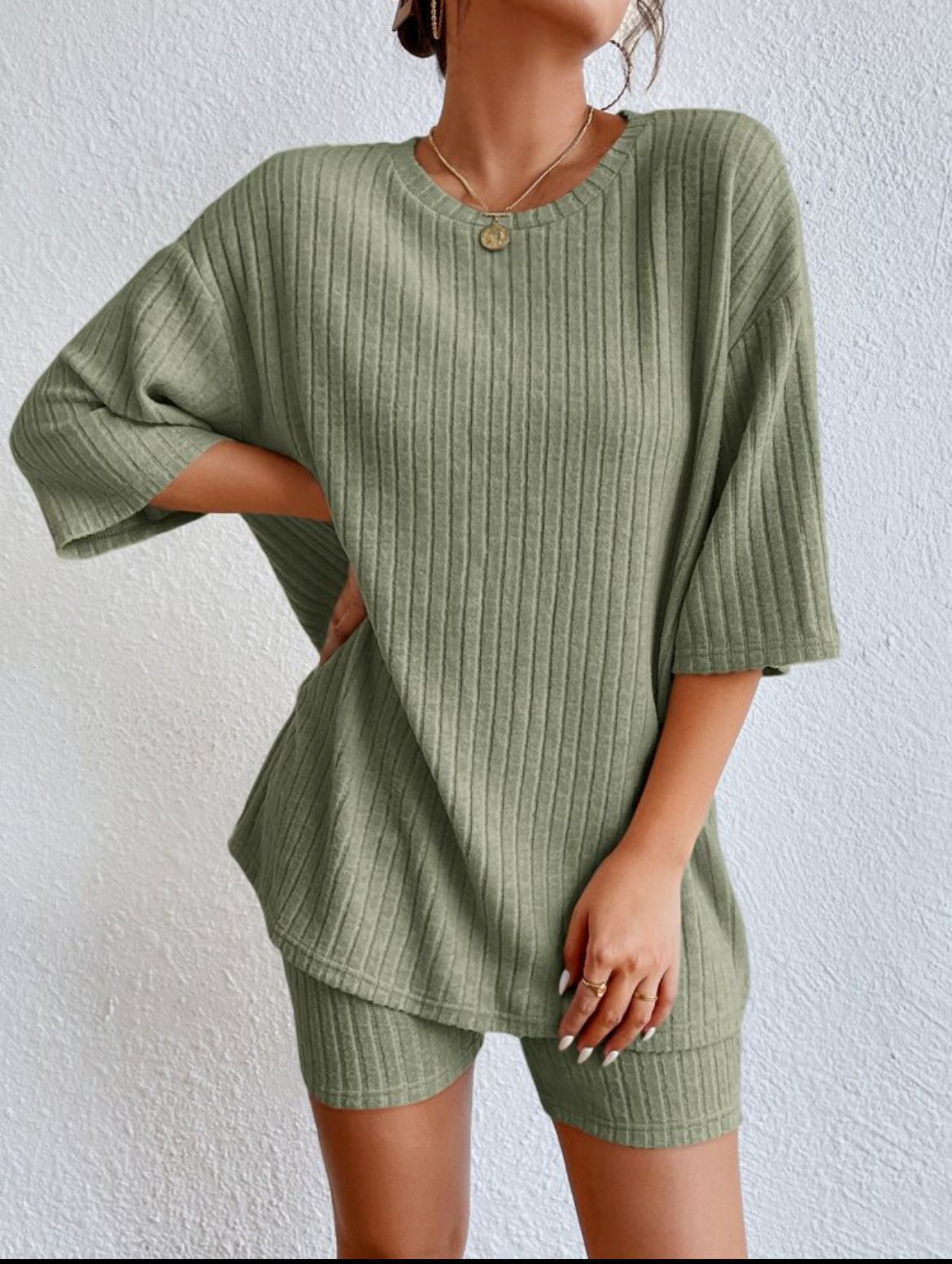 Conjunto de dos piezas de top y pantalones cortos de manga corta de punto acanalado de color liso informal para mujer