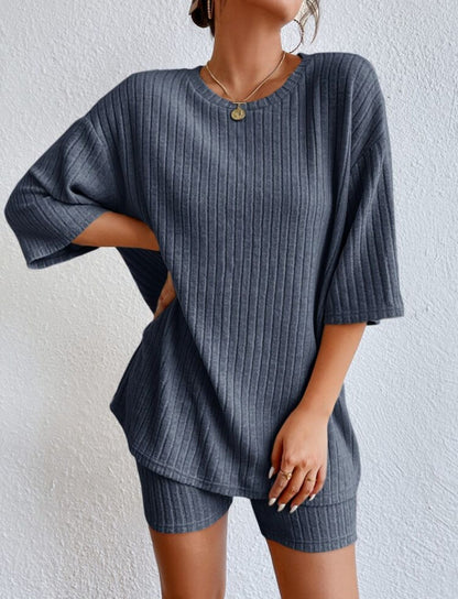 Conjunto de dos piezas de top y pantalones cortos de manga corta de punto acanalado de color liso informal para mujer