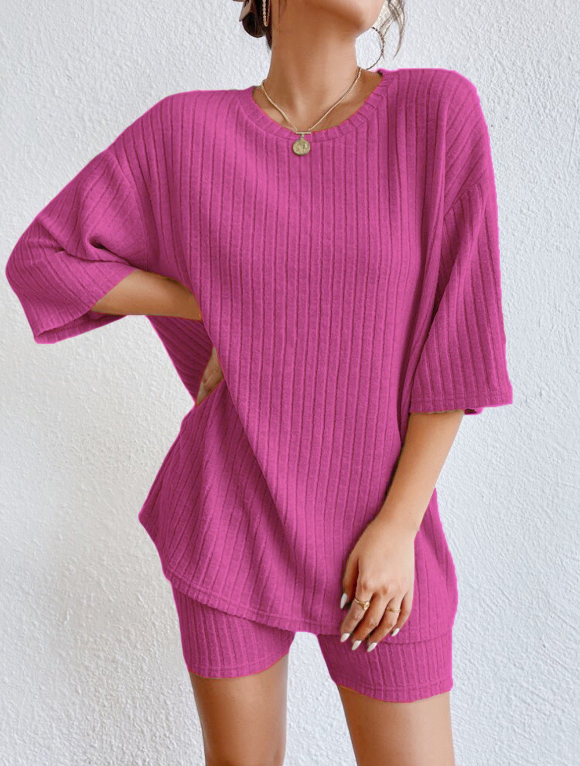 Conjunto de dos piezas de top y pantalones cortos de manga corta de punto acanalado de color liso informal para mujer