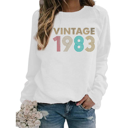 Suéter informal holgado de manga larga con cuello redondo y estampado de letras 1983 para mujer
