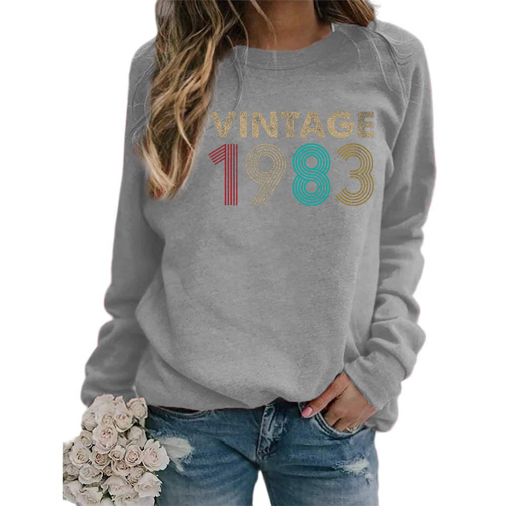 Suéter informal holgado de manga larga con cuello redondo y estampado de letras 1983 para mujer