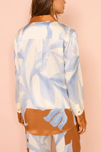 Exquisito conjunto de pantalones holgados con estampado floral tie-dye en contraste