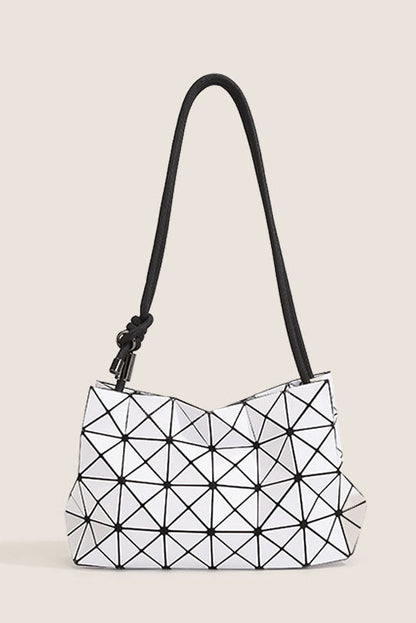 Bolso moderno con relieve geométrico