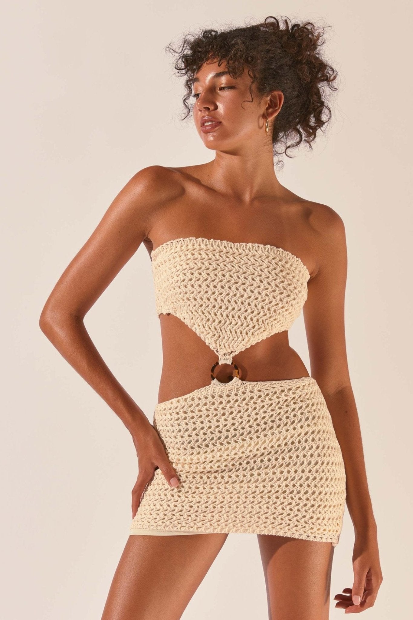 Vestido mini de crochet con aberturas y sin tirantes Edna