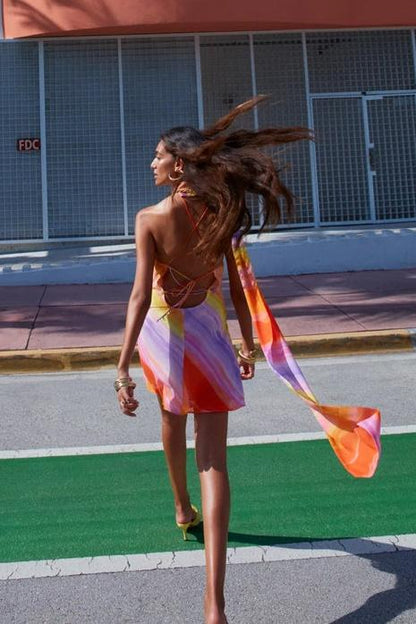 Minivestido con cordones y un hombro de Elena