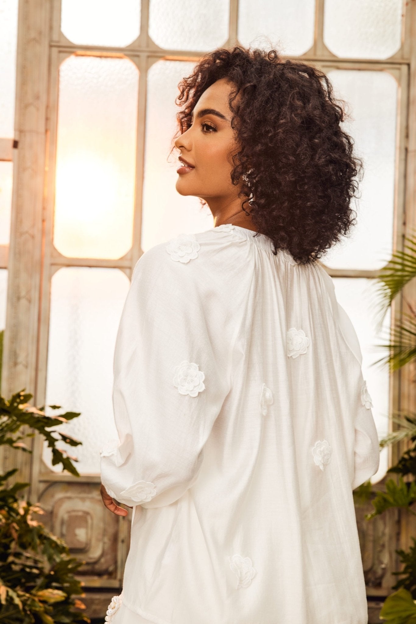 Blusa con cuello en V y estampado floral Ella