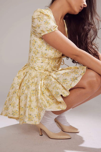 Vestido mini con cuello en V y estampado floral Emily