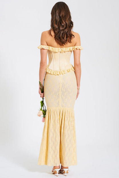 Vestido largo con hombros descubiertos, corsé peplum y encaje satinado
