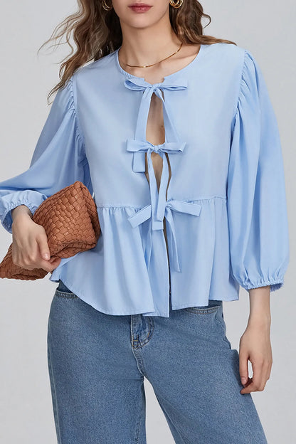 Blusa con mangas abullonadas, peplum y lazos