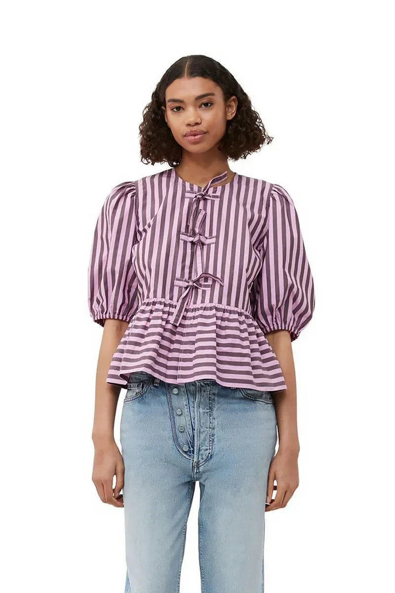 Blusa corta con mangas abullonadas, peplum y lazos a rayas