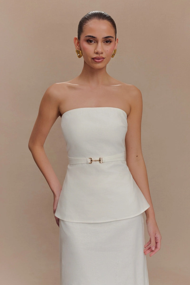 Elegante conjunto blanco con hombros descubiertos
