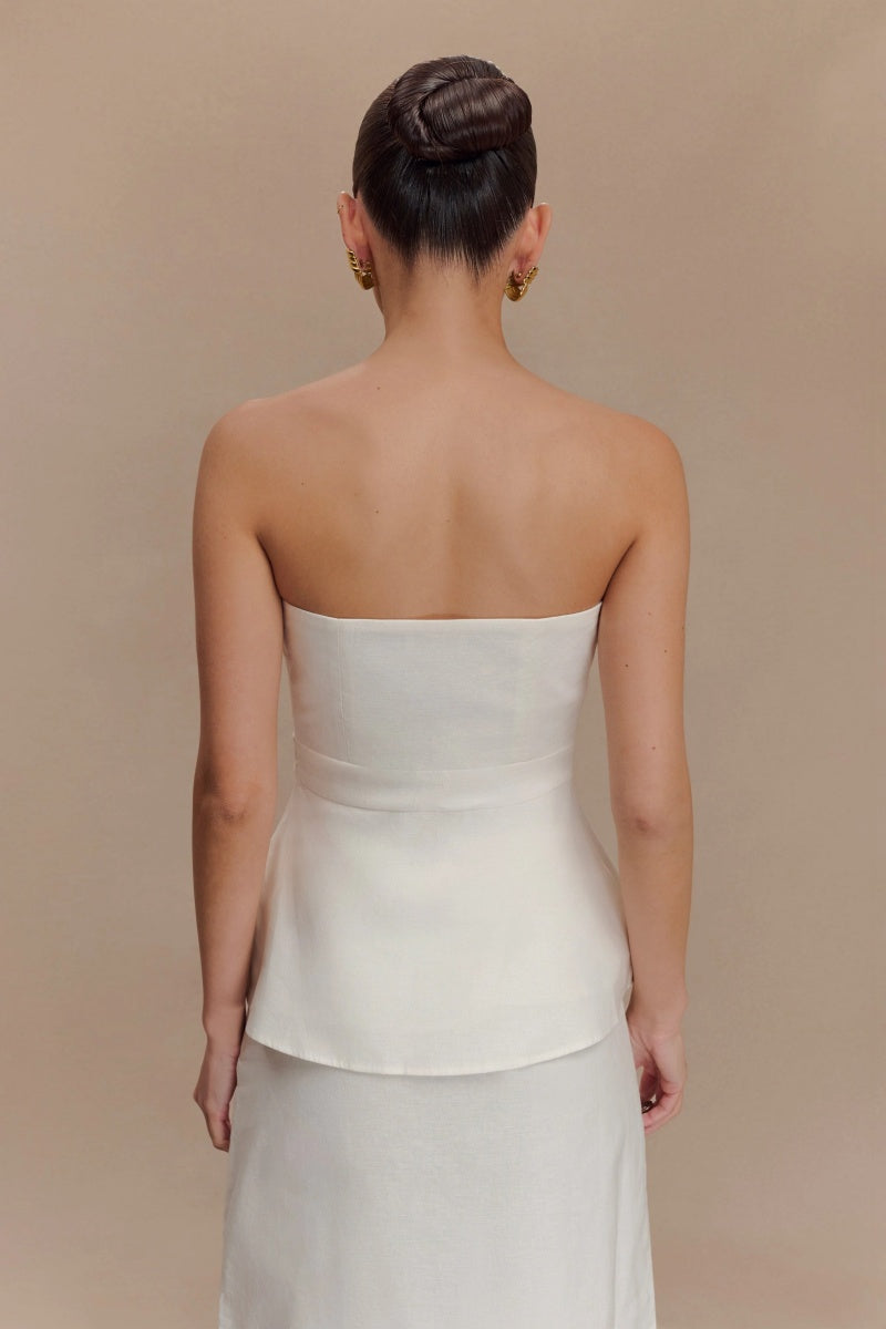 Elegante conjunto blanco con hombros descubiertos