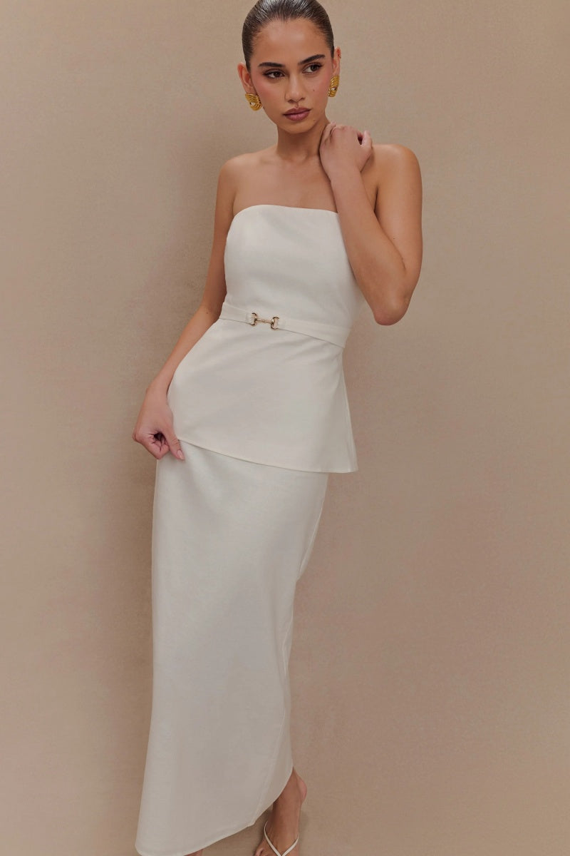 Elegante conjunto blanco con hombros descubiertos
