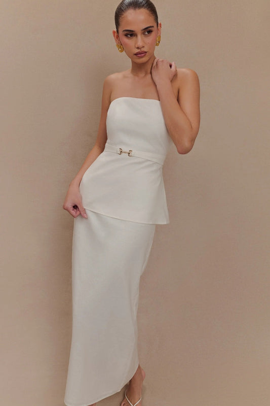 Elegante conjunto blanco con hombros descubiertos
