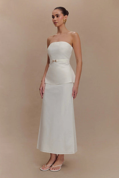 Elegante conjunto blanco con hombros descubiertos