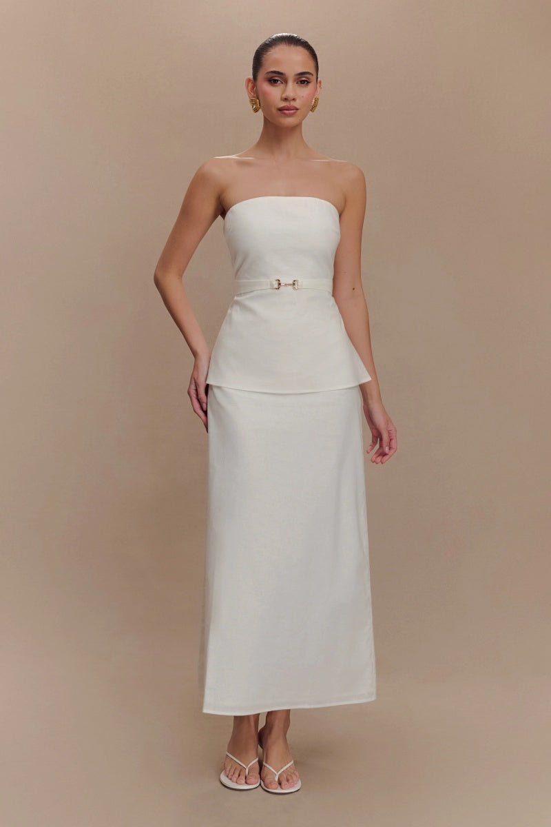 Elegante conjunto blanco con hombros descubiertos
