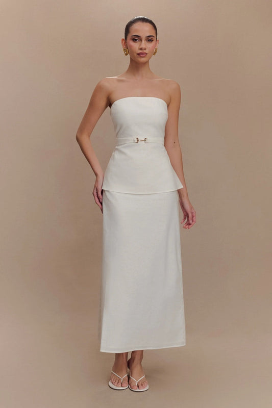 Elegante conjunto blanco con hombros descubiertos