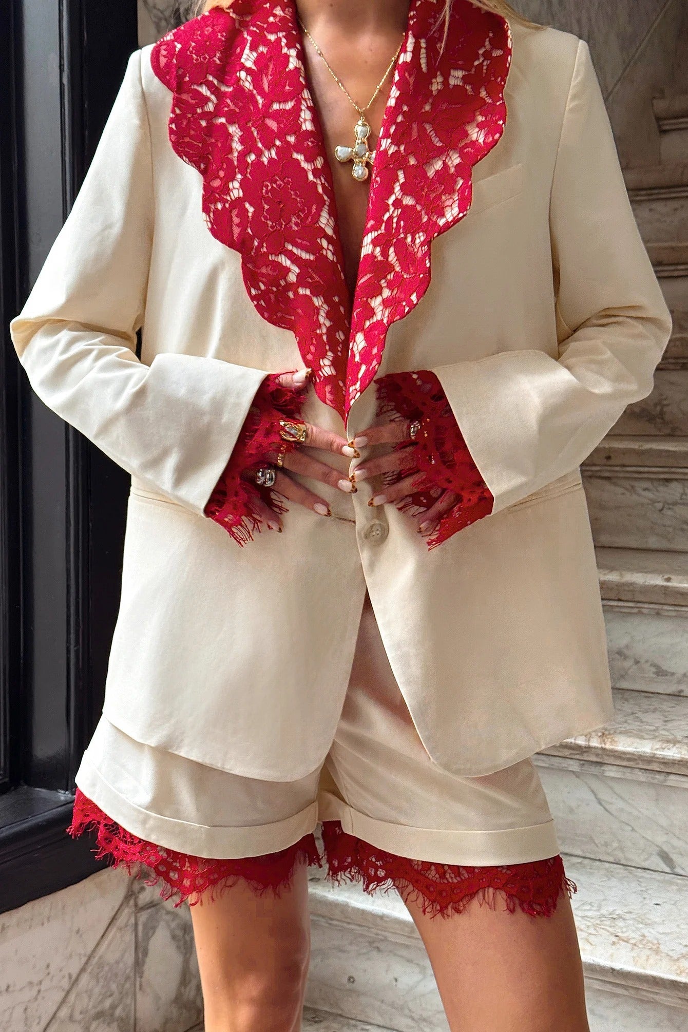 Conjunto de pantalones cortos con detalle de encaje en color blanco roto