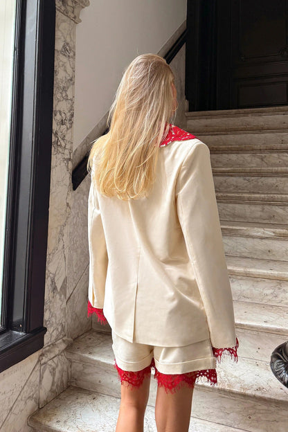 Conjunto de pantalones cortos con detalle de encaje en color blanco roto