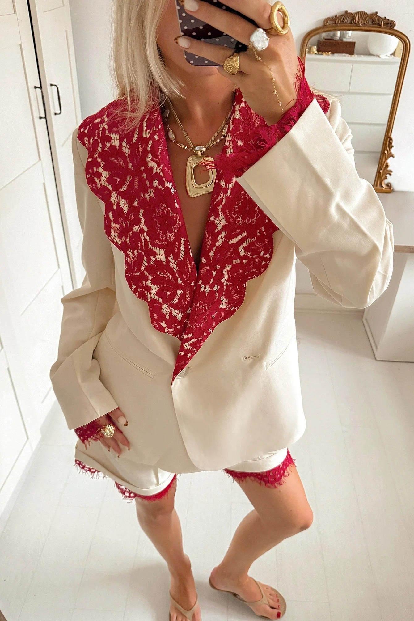 Conjunto de pantalones cortos con detalle de encaje en color blanco roto