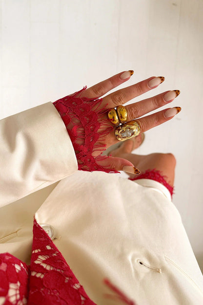 Conjunto de pantalones cortos con detalle de encaje en color blanco roto