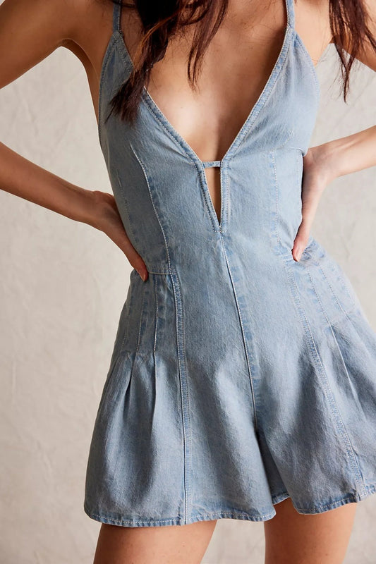 Minivestido de punto con escote en V y volantes en el bajo Sara