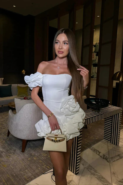 Vestido mini elegante con hombros descubiertos de Laila