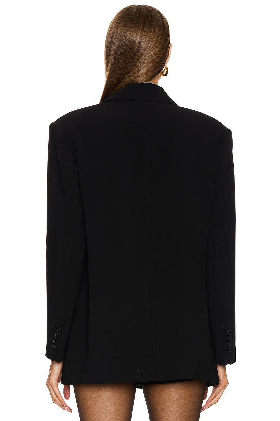 Falda de satén texturizada con chaqueta llamativa y body