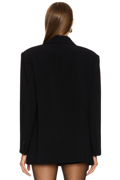 Falda de satén texturizada con chaqueta llamativa y body