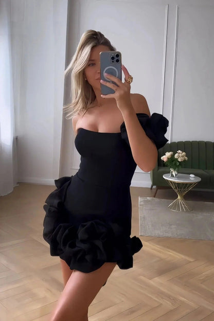 Vestido mini elegante con hombros descubiertos de Laila