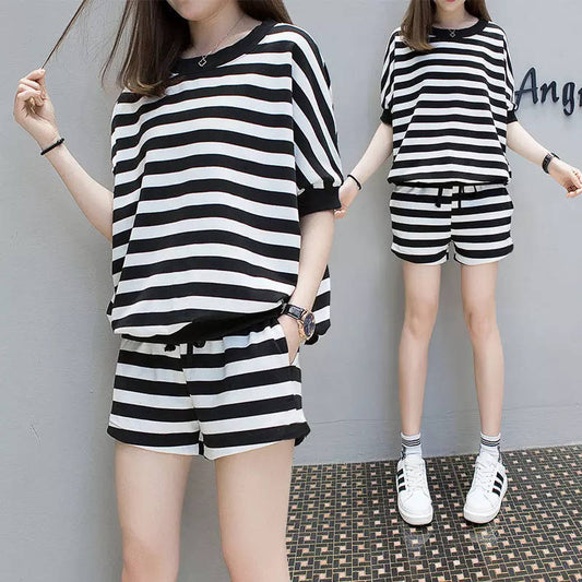 Conjunto de camiseta y pantalones cortos holgados con estampado de rayas básicas informales de verano para mujer
