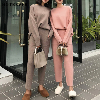 Conjunto de dos piezas de top y pantalón de punto de manga larga con cuello redondo y color liso para mujer
