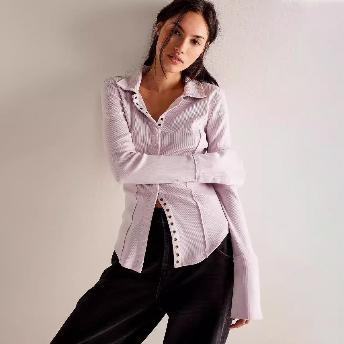Blusa informal de manga larga entallada con solapa y botonadura sencilla para mujer