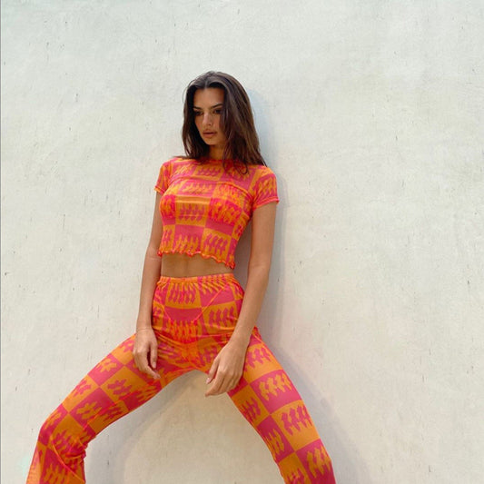 Conjunto de camiseta informal de manga corta con estampado gráfico y pantalones ajustados de malla transparente para mujer