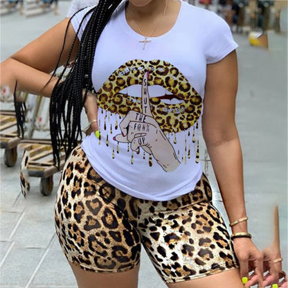 Conjunto de dos piezas de top y pantalones cortos de leopardo con cuello redondo y mangas cortas con estampado de labios para mujer de talla grande