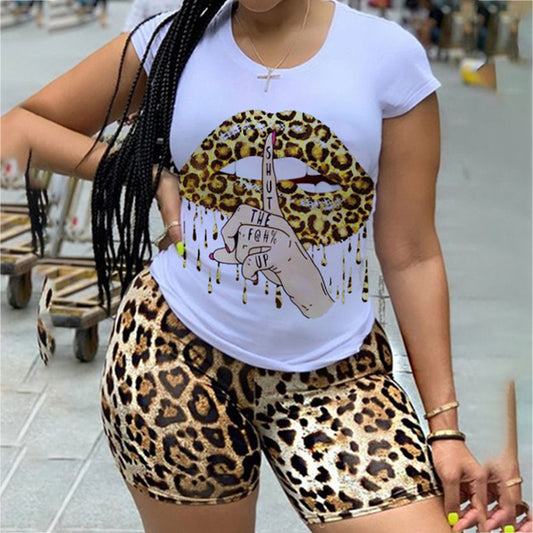 Conjunto de dos piezas de top y pantalones cortos de leopardo con cuello redondo y mangas cortas con estampado de labios para mujer de talla grande