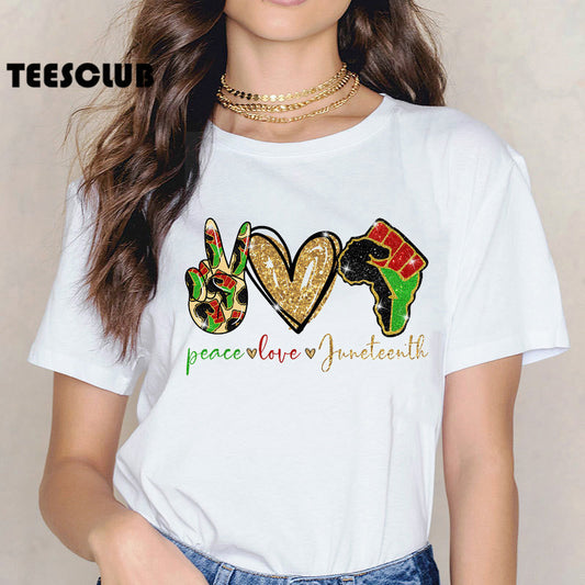 Camiseta informal para mujer con texto "Paz, amor, corazón" y "Juneteenth"