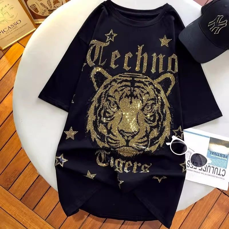 Camiseta informal de manga corta con cuello redondo y estampado de letras de tigre y diamantes de imitación para mujer