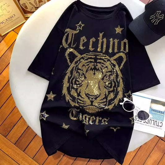 Camiseta informal de manga corta con cuello redondo y estampado de letras de tigre y diamantes de imitación para mujer