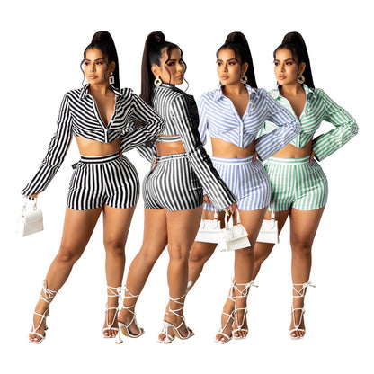 Conjunto de dos piezas de camiseta y pantalones cortos a rayas informales para mujer