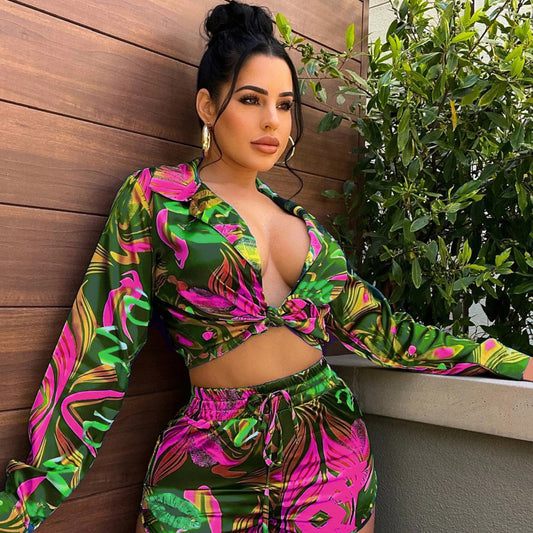 Conjunto de dos piezas formado por camisa de manga corta y pantalón corto casual con estampado ondulado para mujer