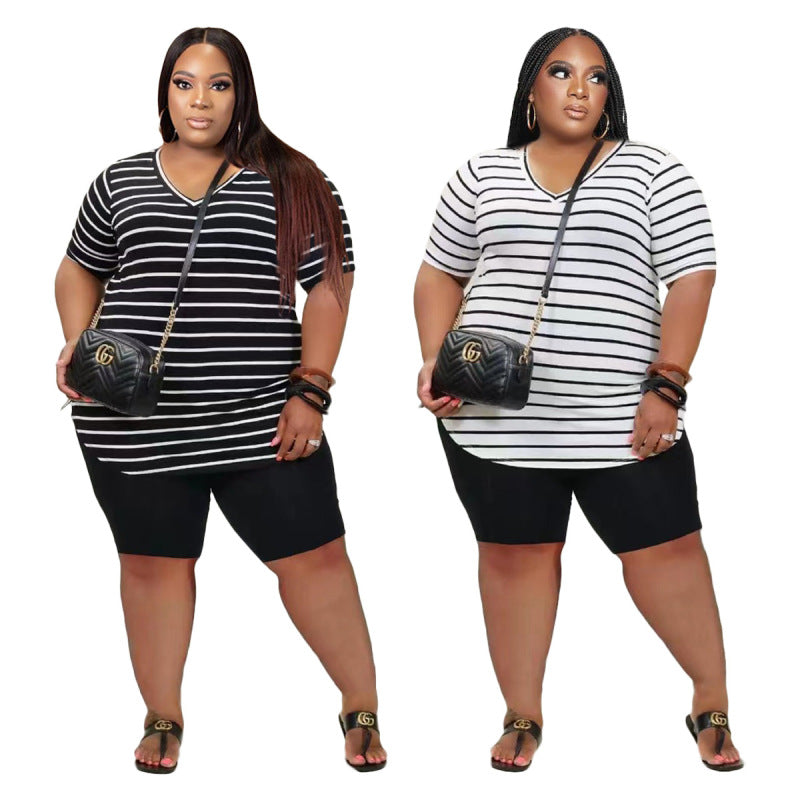 Conjunto de dos piezas de camiseta y pantalones cortos de manga corta con cuello en V y rayas informales para mujer de talla grande