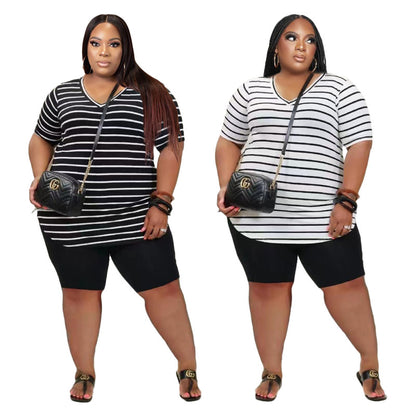 Conjunto de dos piezas de camiseta y pantalones cortos de manga corta con cuello en V y rayas informales para mujer de talla grande