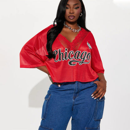Camiseta informal holgada de manga corta con cuello en V y estampado de letras con costuras de encaje para mujer