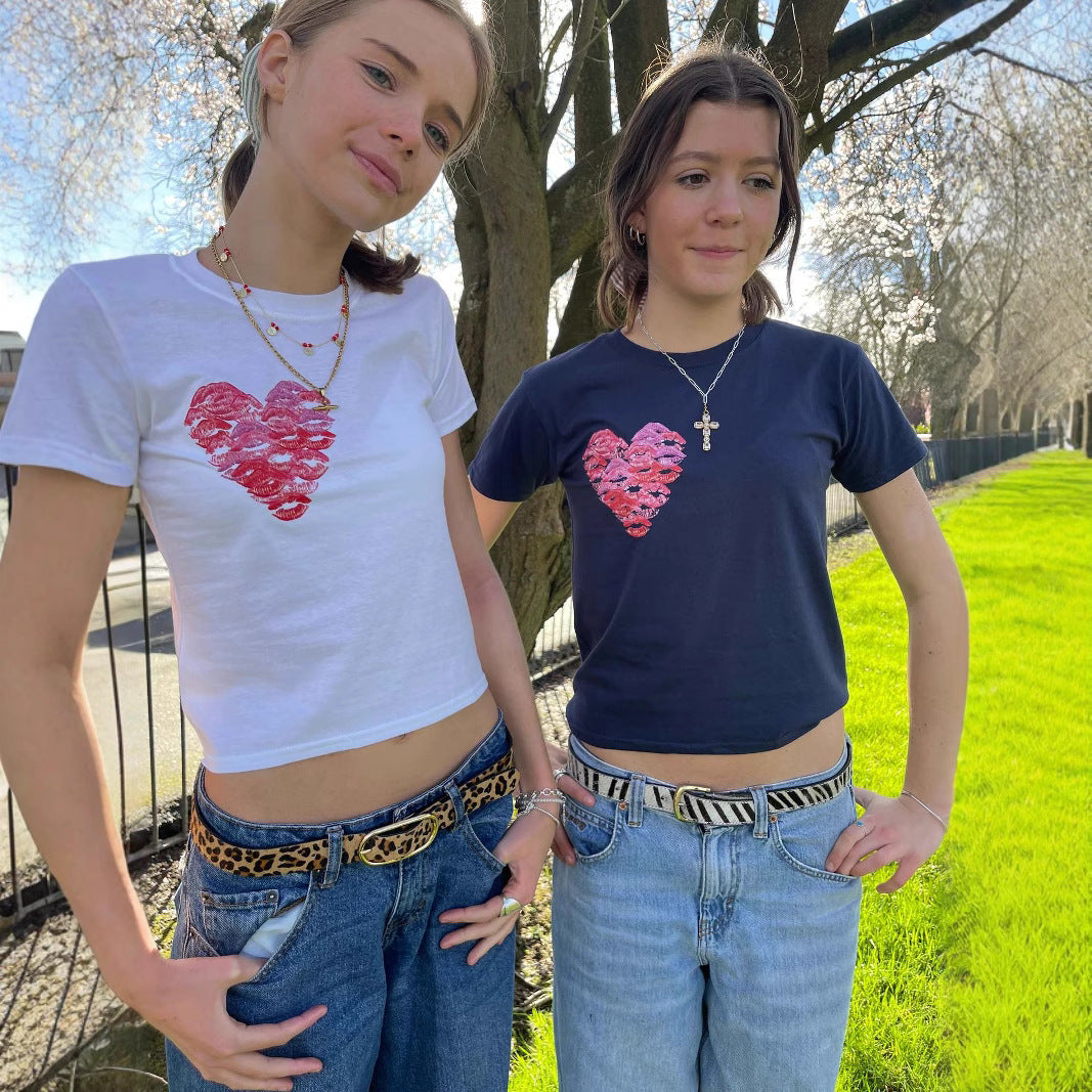 Camiseta informal de manga corta ajustada con estampado de labios y corazón para mujer